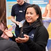 Mitarbeiterin auf der Jobmesse